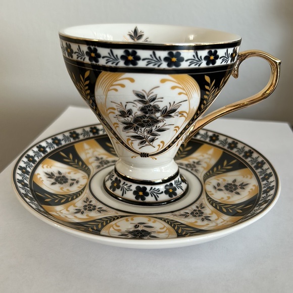 Grace’s Tea-ware Set - Picture 2 of 7